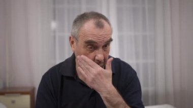 Gözlüklü yaşlı adam, görme problemleri. Close