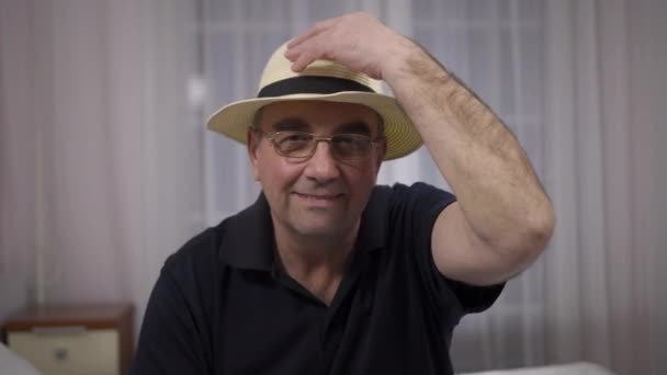 Retrato de hombre mayor sonriente con sombrero — Vídeo de stock