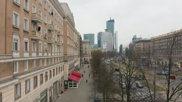 Luchtfoto. Drukke Warschau centrum met nieuwe wolkenkrabbers in de weergave. — Stockvideo
