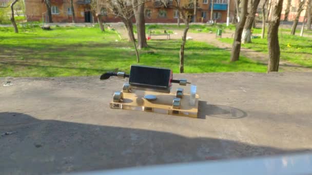 Magnetische Levitatie. Perpetuum Mobile Solar batterij — Stockvideo