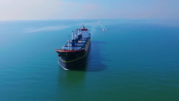 Вид с воздуха на огромный корабль, плавающий в море — стоковое видео