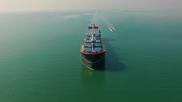 Повітряний постріл вантажу, що плаває в морі — стокове відео