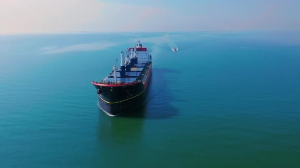 Luchtfoto van het enorme schip drijvend in de zee — Stockvideo