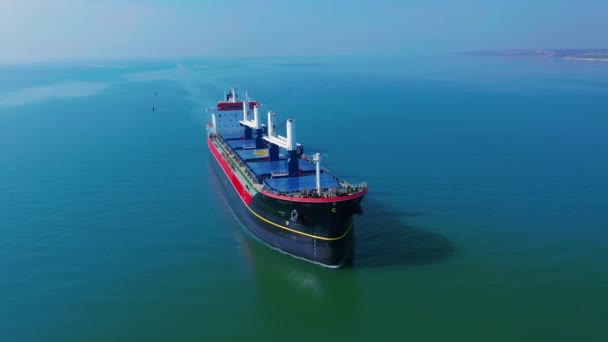 Luchtfoto van vracht drijvend in zee — Stockvideo
