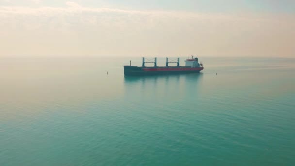 Vue aérienne d'un énorme navire flottant dans la mer — Video