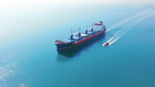 Cinématique aérienne 4k avec un cargo en mer 