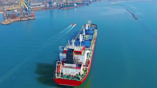 Luftaufnahme. Großes Frachtschiff fährt mit Hafenkränen in die Hafenstadt ein. — Stockvideo