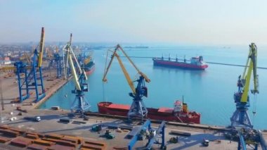 İthalat ihracat iş lojistik ve denizde kargo gemisi ile uluslararası taşıma kargo gemisi Havadan üst görünüm 4k.