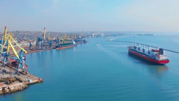 Vue aérienne du dessus 4K du cargo en import export logistique des affaires et le transport international par cargo en mer . — Video