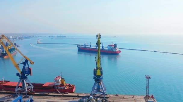 Antenn topp Visa 4K av lastfartyg i import export Business Logistic och transport av internationella med lastfartyg i havet. — Stockvideo