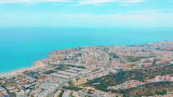 Luftaufnahme. Torrevieja aus der Luft, die Küste und die Dächer — Stockvideo