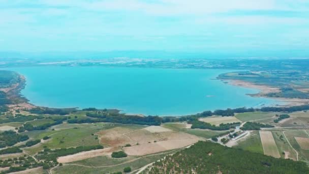 Latający dron nad słone jezioro w pobliżu miasta Torrevieja w Hiszpanii. — Wideo stockowe