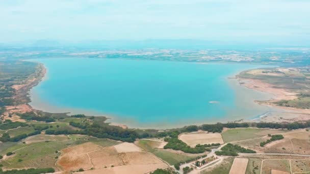 スペインのトレビエハの町の近くの塩湖の上にドローンを飛ばす. — ストック動画