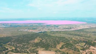 Las Salinas, parlak renk ünlü yer pembe göl panoramik havadan görünümü video. Torrevieja şehir ve Akdeniz kıyı şeridi. Costa Blanca' yı. Alicante eyaleti. İspanya