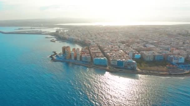 Letecký pohled na pláž a pobřeží, pobřeží Costa Blanca, západ slunce — Stock video