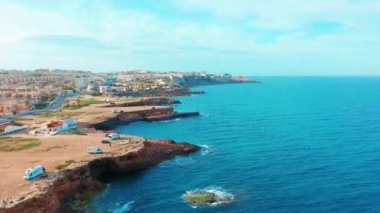 İspanyol sahil şeridi, Alicante Valencia ve costa blanca Alicante İspanya Avrupa eyaletinde bir kasaba , hava 4k sinematik