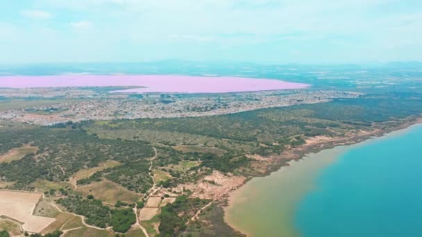 ラス・サリーナス、明るい色の有名な場所ピンクの湖のパノラマ航空ビュービデオ。トレビエハ市と地中海の海岸線。コスタ・ブランカアリカンテ州。スペイン — ストック動画
