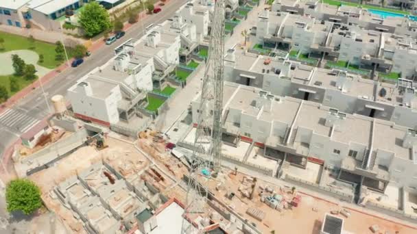 Letecký pohled. Oblast s kontrastním prostorem s novými budovami. Španělsko, Costa Blanca, Alicante, Torrevieja. — Stock video