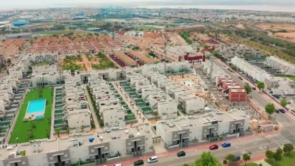 Luchtfoto. een Contruction gebied met nieuwe gebouwen. Spanje, Costa Blanca, Alicante, Torrevieja. — Stockvideo