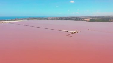 Las Salinas, parlak renk ünlü yer pembe göl panoramik havadan görünümü video. Torrevieja şehir ve Akdeniz kıyı şeridi. Costa Blanca' yı. Alicante eyaleti. İspanya.