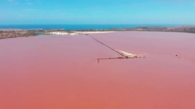 Las Salinas, parlak renk ünlü yer pembe göl panoramik havadan görünümü video. Torrevieja şehir ve Akdeniz kıyı şeridi. Costa Blanca' yı. Alicante eyaleti. İspanya.