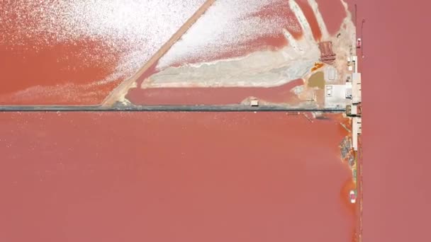 Letecký pohled na nádržku na odpařování slané mořské vody s růžovou barvou. — Stock video