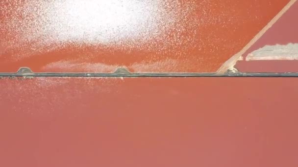 Letecký pohled. Vodní nádržka na odpařování slané vody s růžovou barvou. — Stock video