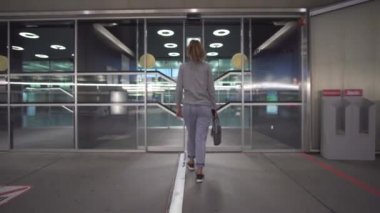 Biniş bileti ve uçuş kalkış için hazırlık programı panosunda bilgi kontrol kadın yolcu yolcu.