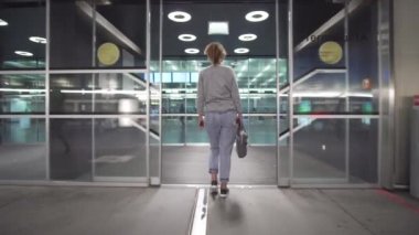 Biniş bileti ve uçuş kalkış için hazırlık programı panosunda bilgi kontrol kadın yolcu yolcu.