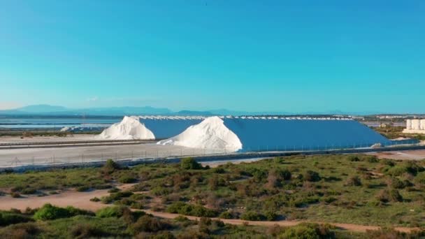 Letecký pohled na průmyslovou těžbu soli v poušti, hromada soli. — Stock video