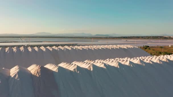 Luchtfoto van industriële extractie van zout in de woestijn, stapel zout. — Stockvideo
