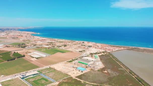 Lagos salgados multicoloridos com pântanos de sal costeiros, visão aérea, filmagem de vídeo com drone. Lagos de sal rosa e mar azul-turquesa, vídeo aéreo . — Vídeo de Stock