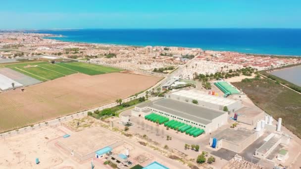 Vista aérea. El exterior de una gran planta de producción moderna o fábrica, exterior industrial, exterior de producción moderna, exterior industrial . — Vídeos de Stock