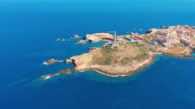 Havadan görünüm. Adada deniz feneri, İspanya meditterian deniz.