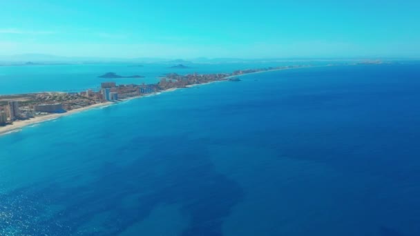 Vista aérea. Vuelo sobre hermosas islas, larga escupida La-Manga, España, hermoso mar azul y colinas . — Vídeo de stock