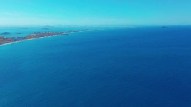 Légifelvétel. Egy festői látszó kilátás a hosszú homok nyárson La-Manga, Spanyolország. — Stock videók