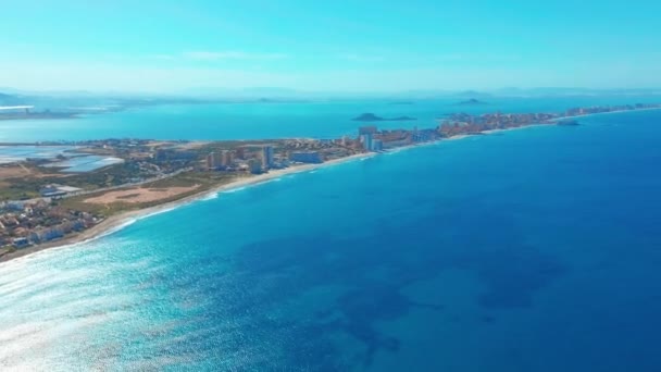 Légifelvétel. Egy festői látszó kilátás a hosszú homok nyárson La-Manga, Spanyolország. — Stock videók