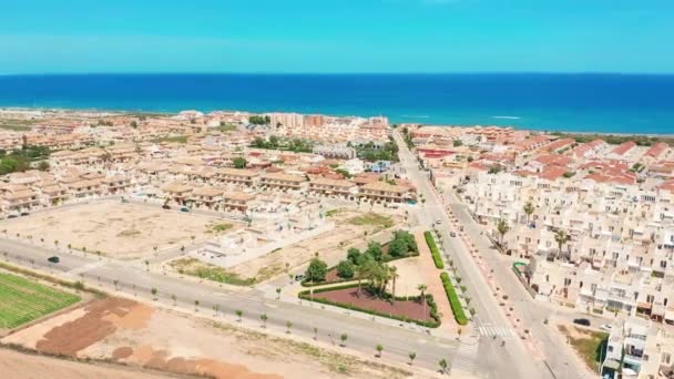 Vista aérea. Uma pequena cidade nas margens do Mediterrâneo . — Vídeo de Stock