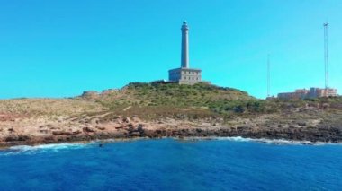 Güzel manzaralı bir uçurumun tepesinde yer alan Faro Cabo de Palos adlı bir deniz fenerinin havadan görünümü. İspanya.