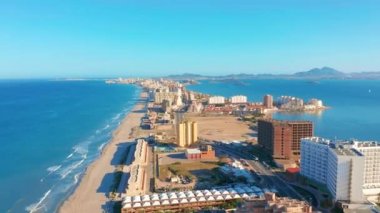 Havadan görünüm. Sokakların, yolların ve binaların panoramik manzarası foreland La Manga del Mar Menor, Cartagena, Murcia, İspanya.