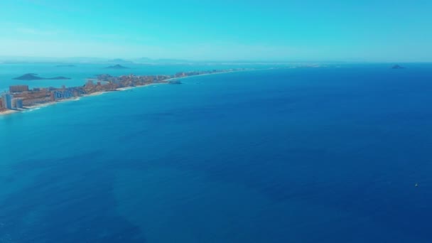 Légifelvétel. Repülés során gyönyörű szigetek, hosszú nyárs La-Manga, Spanyolország, gyönyörű azúrkék tenger és dombok. — Stock videók