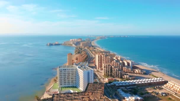 Flygvy. Panoramautsikt över gator, vägar och byggnader foreland La Manga del Mar Menor, Cartagena, Murcia, Spanien. — Stockvideo