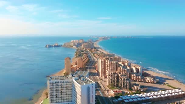 Légifelvétel. Panorámás kilátás La Manga del Mar Menor, Cartagena, Murcia, Spanyolország. — Stock videók