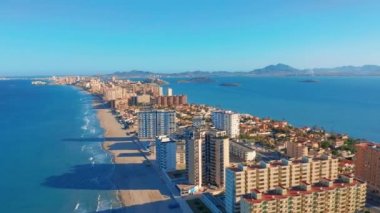 Havadan görünüm. Panoramik manzara La Manga del Mar Menor, Cartagena, Murcia, İspanya.
