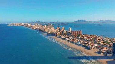 Havadan görünüm. Panoramik manzara La Manga del Mar Menor, Cartagena, Murcia, İspanya.