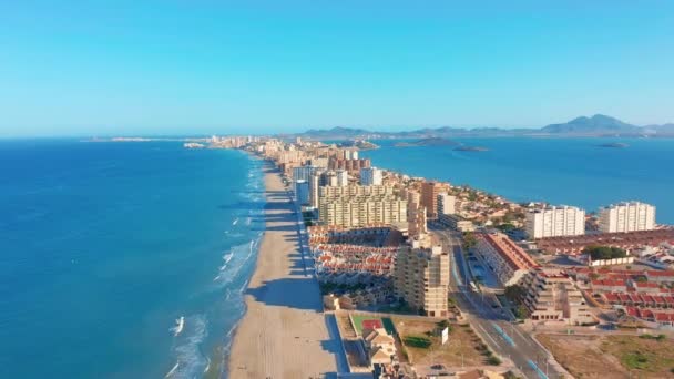 Havadan görünüm. Panoramik manzara La Manga del Mar Menor, Cartagena, Murcia, İspanya. — Stok video