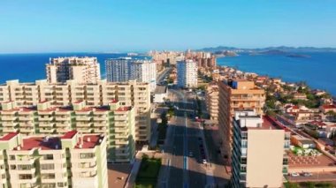 Havadan görünüm. Sokakların, yolların ve binaların panoramik manzarası foreland La Manga del Mar Menor, Cartagena, Murcia, İspanya.