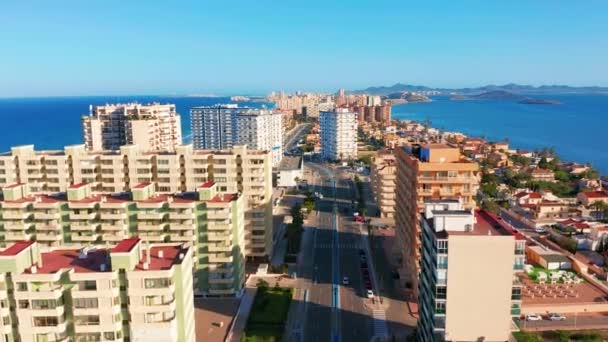 Letecký pohled. Panoramatický pohled na ulice, silnice a budovy Foreland La Manga del Mar Menor, Cartagena, Murcia, Španělsko. — Stock video