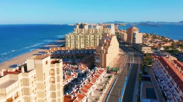 Légifelvétel. Panorámás kilátás La Manga del Mar Menor, Cartagena, Murcia, Spanyolország. — Stock videók