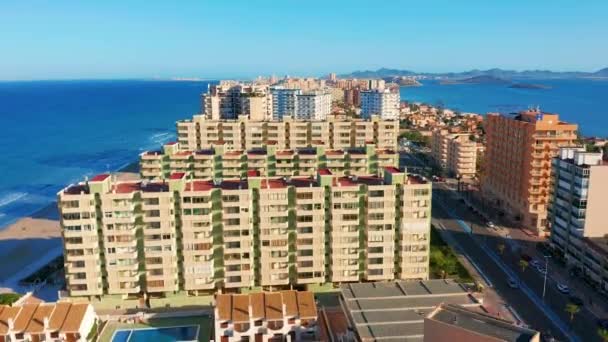 Vista aérea. Vista panorámica de calles, caminos y edificios foreland La Manga del Mar Menor, Cartagena, Murcia, España . — Vídeos de Stock